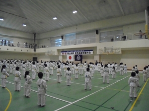 開会式。選手約150名。