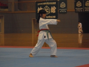 型試合決勝戦:小学生高学年10級~5級之部優勝 花奈乃大きな気合で頑張りましたね。(^_-)-☆