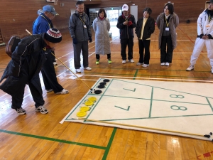開会式前にシャフルボードの講習を行う推進委員さん