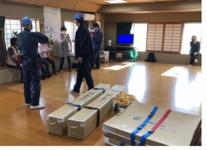 囲碁ボールセットを組み立てる準備
