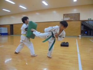 後ろ蹴り!!