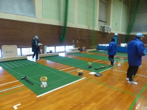 準備完了!寒さでマットが丸まるのでテープで固定