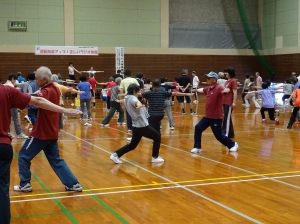 その場でペアを組んだ体操も(主催者提供)