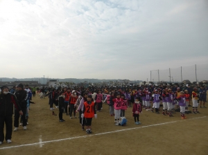 選手全員で準備体操、しっかり体を温めて!