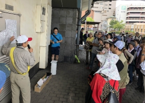 コースリーダによる本日のコースの説明(ハスの花の状況をお話しされていた)