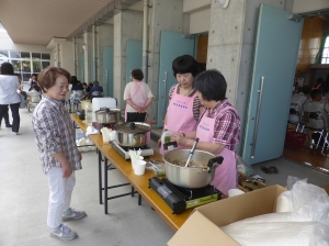 会場の外では、ヘルシー豚汁がふるまわれました。美味しかったです!