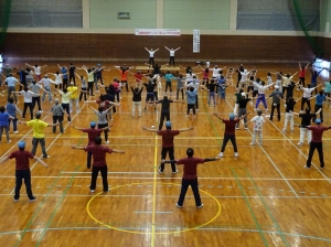 後半、バラバラだった体操も揃ってきました(主催者提供)