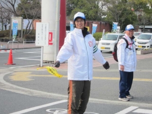 倉敷市役所交番前。ゴール直前での交通係。おかえり~と倉敷の推進委員さん。