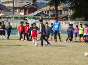 2部 みんなコーチの話を真剣に聞いています。