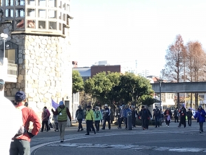 芸文館 暑くて上着を脱ぐ人も。。
