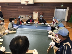 ゲーム サーバーのサーブを受ける体制で待っています
