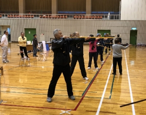 スポーツ吹き矢体験2 8ステップにて的に向けて矢を吹きました。
