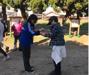運動公園まで完歩 完歩のスタンプを押してもらいます