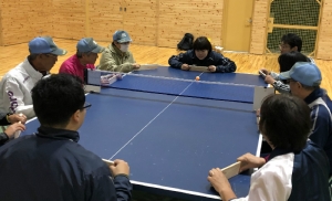 ラケット(板)をうまく使いながらラリーが出来るようになり得点を付けて対戦しました。