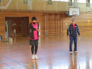 ボールを柔らかく投げます