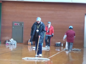最後はお決まりの「清掃」、お疲れ様!