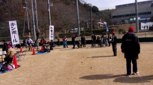 ペタンクの体験風景。スポーツ推進委員からルールや投げ方の説明を受けてチャレンジです!!