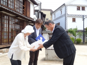 表彰状・記念品授与の様子