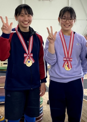 瀬尾選手(左)・大島選手(右) 指導の先生から贈られた1位への想いがこもったメダルと