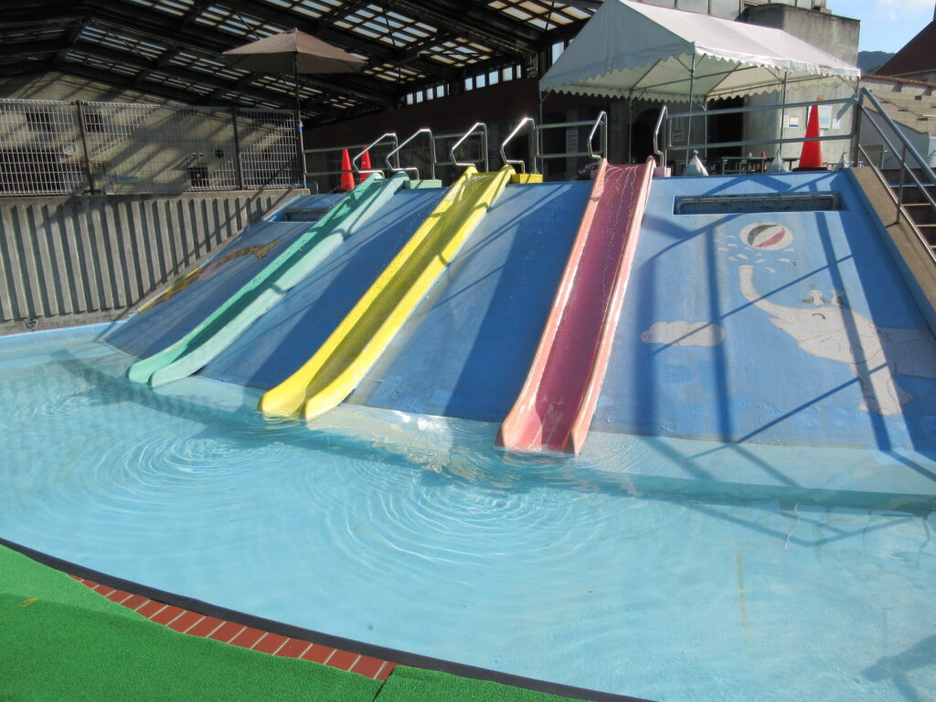 水島領地福田公園プール滑り台