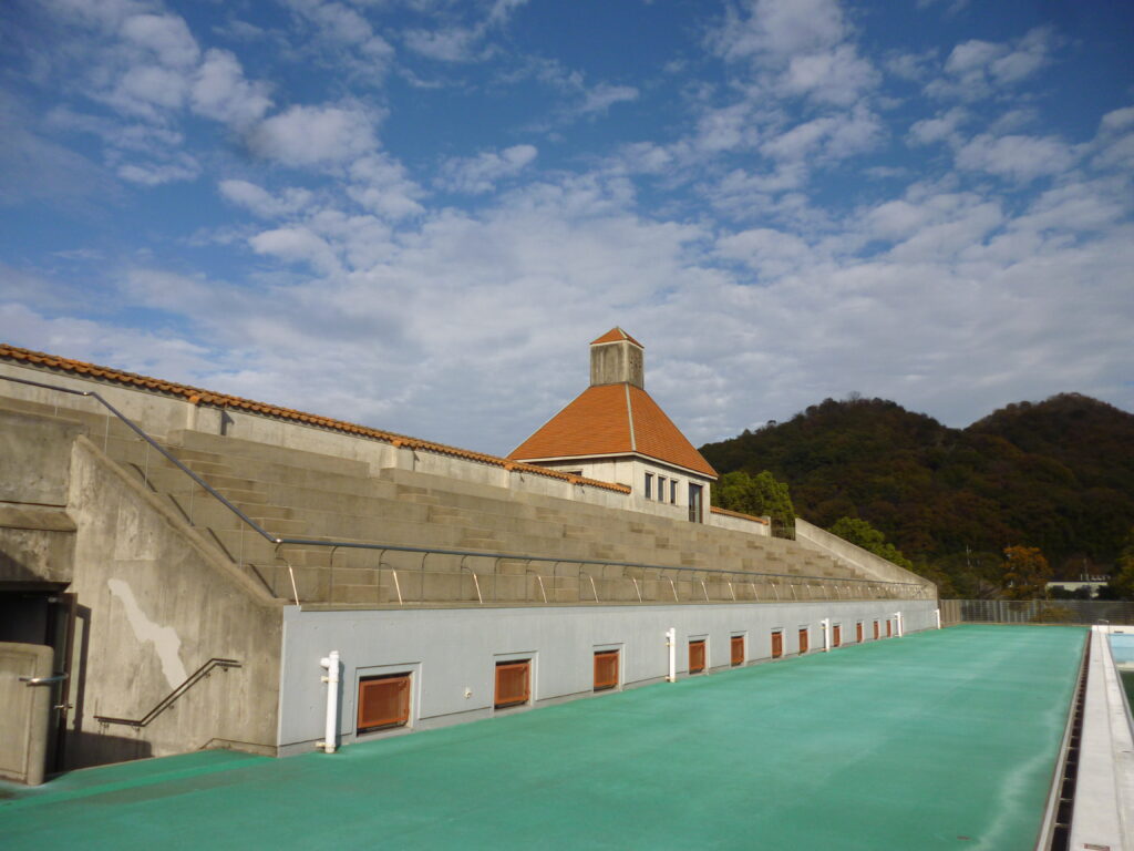 水島緑地福田公園プール観客席