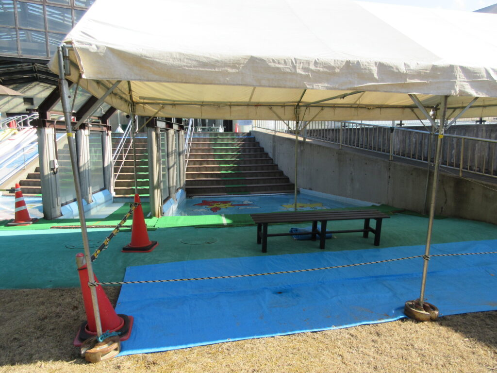 福田公園プール滑り台休憩所