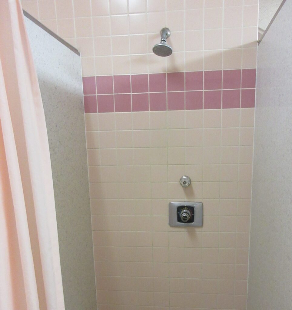水島緑地福田公園プールシャワー室