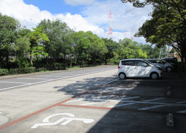 【体育館西駐車場】体育館西側付近(身障者用2台)