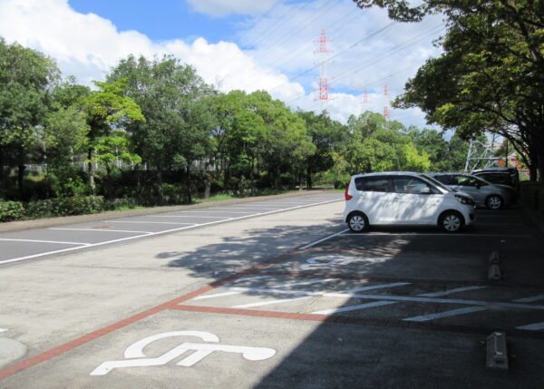 【体育館西駐車場】体育館西側付近（身障者用２台）