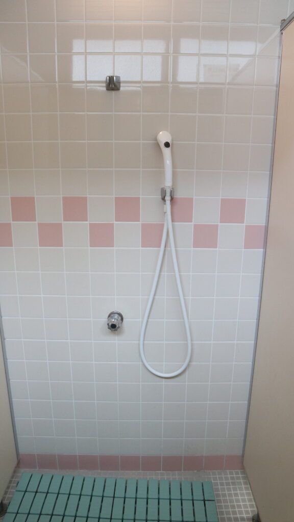 【シャワー室】男女更衣室内に各2ヵ所備えています。(温水ではありません)