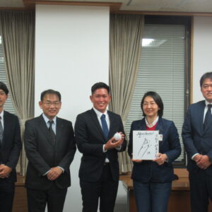 伊東市長と三菱自動車倉敷オーシャンズの皆さん