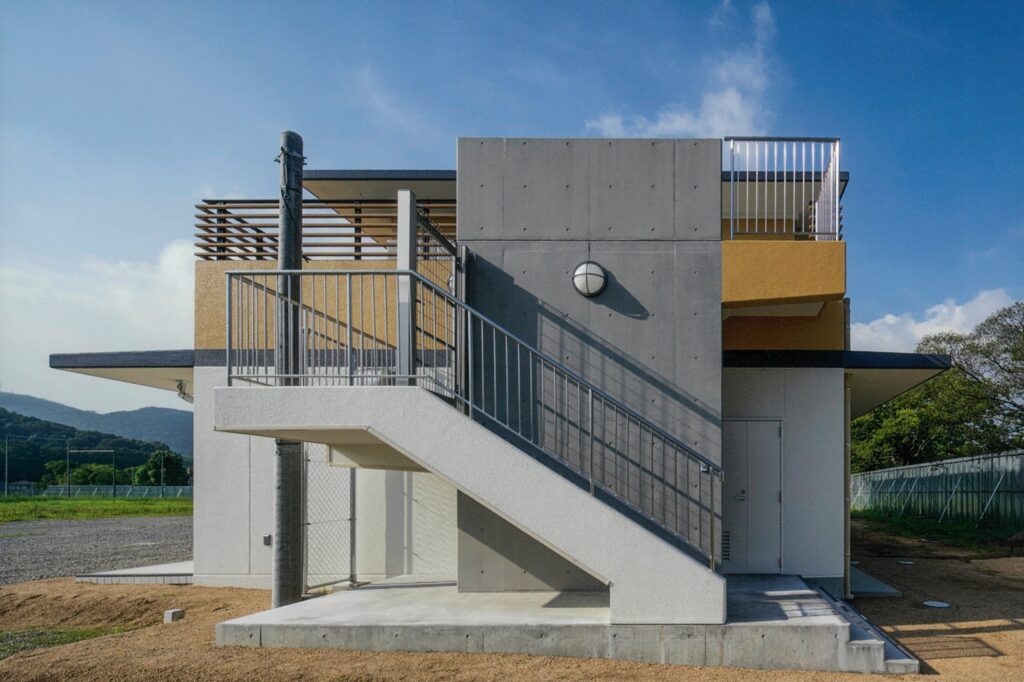 水島緑地福田公園サッカー・ラグビー場（人工芝）本部棟