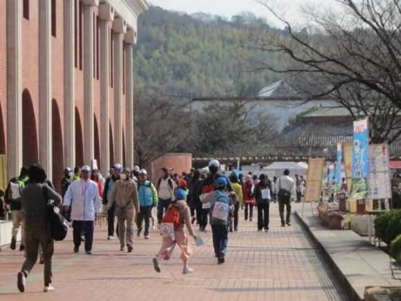 市役所前広場には、全国から多くの人が集まりました。役員の皆様早朝よりお疲れ様です。