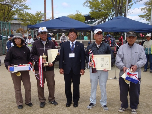 中山次長と上位入賞者・特別賞最高齢者