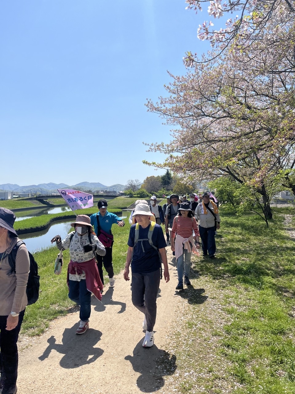 のどかな春の景色を楽しみながら歩きました。