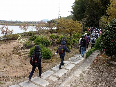 池のほとりの蛇神様の前を歩きました。