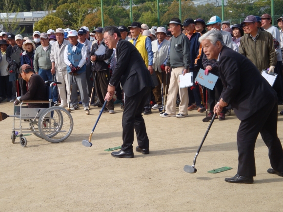 来賓と、車イス参加者の始球式