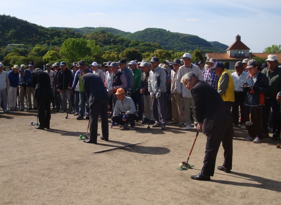 三宅部長と来賓者による始球式