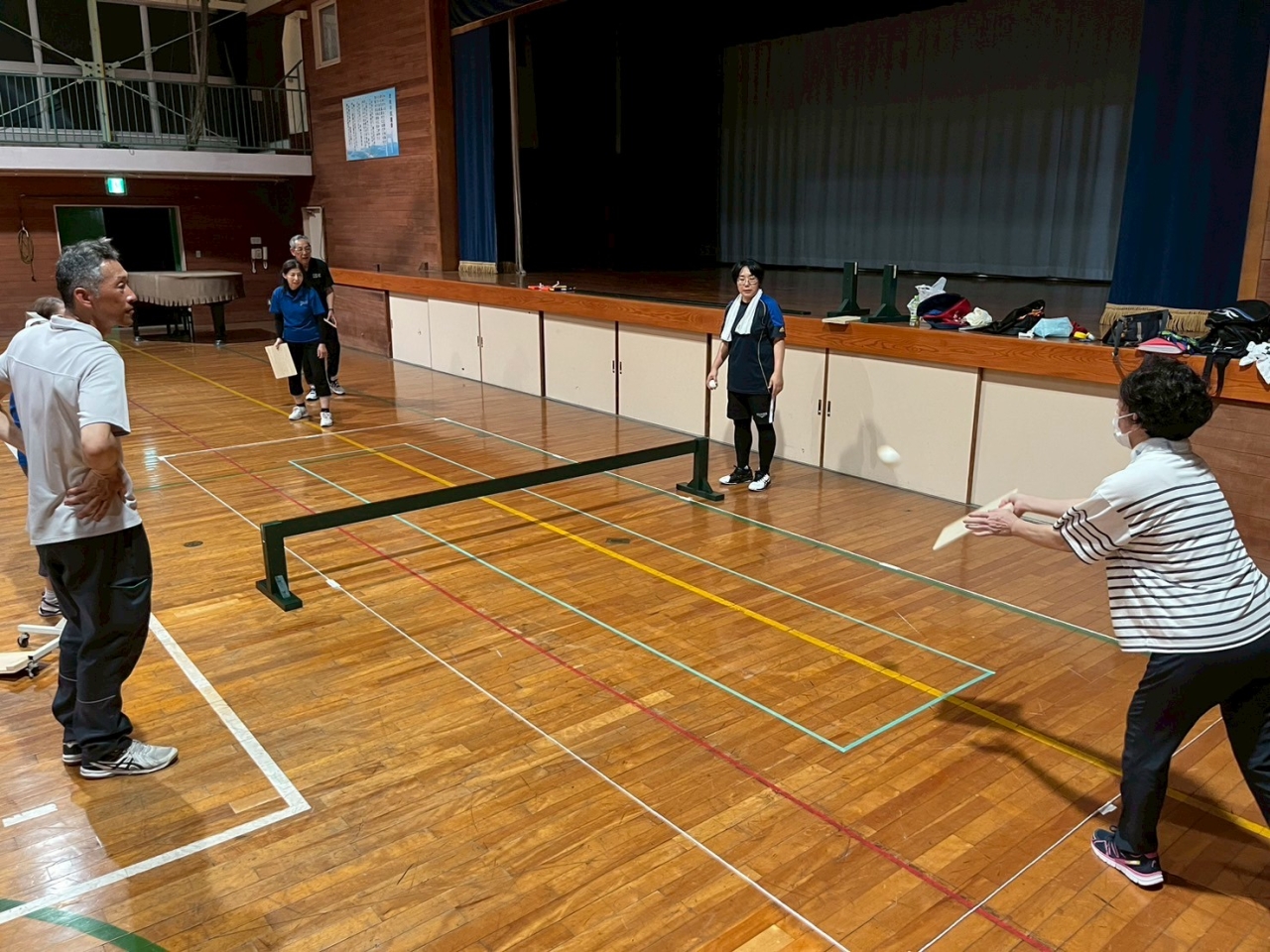 両手で慎重に返球