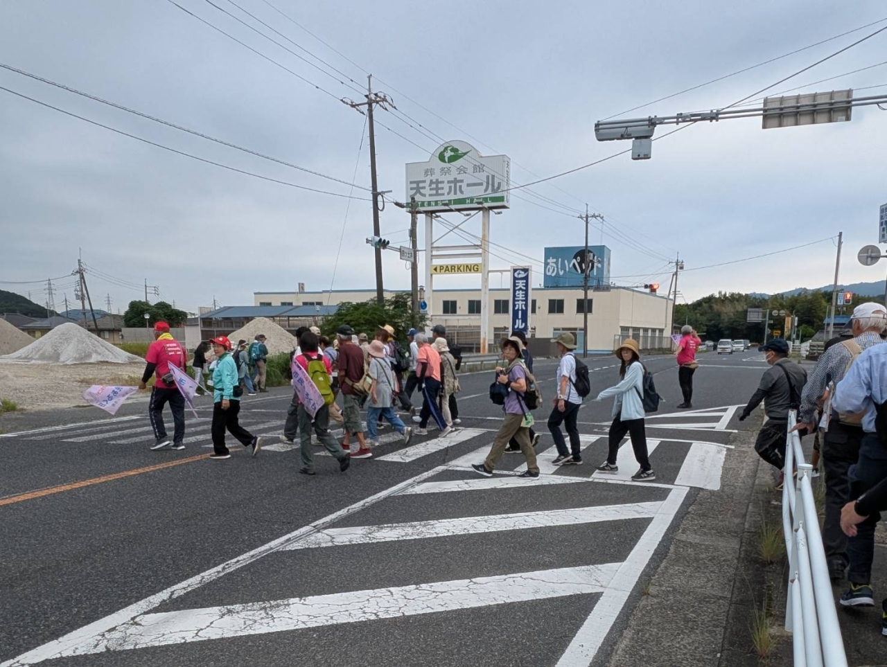 横断歩道は素早く気を付けて渡ります