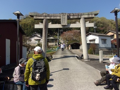 最初の休憩ポイントの八幡神社は、階段が急です。皆さん足元に気を付けてお参りください。