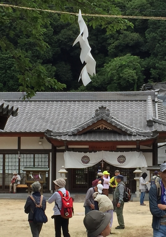 最初の休憩ポイントの熊野神社です。歴史に興味を持たれている方が多く、要所要所で足をとめて楽しまれていました。