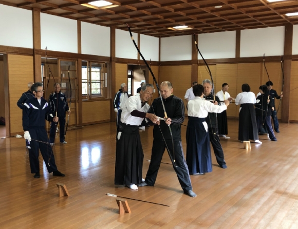弓道体験１　矢渡しや構え方を教わっている。