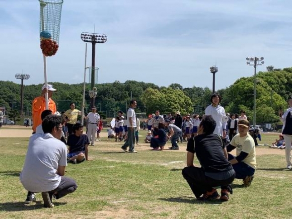 入りそうでなかなか入らない！？親子玉入れ