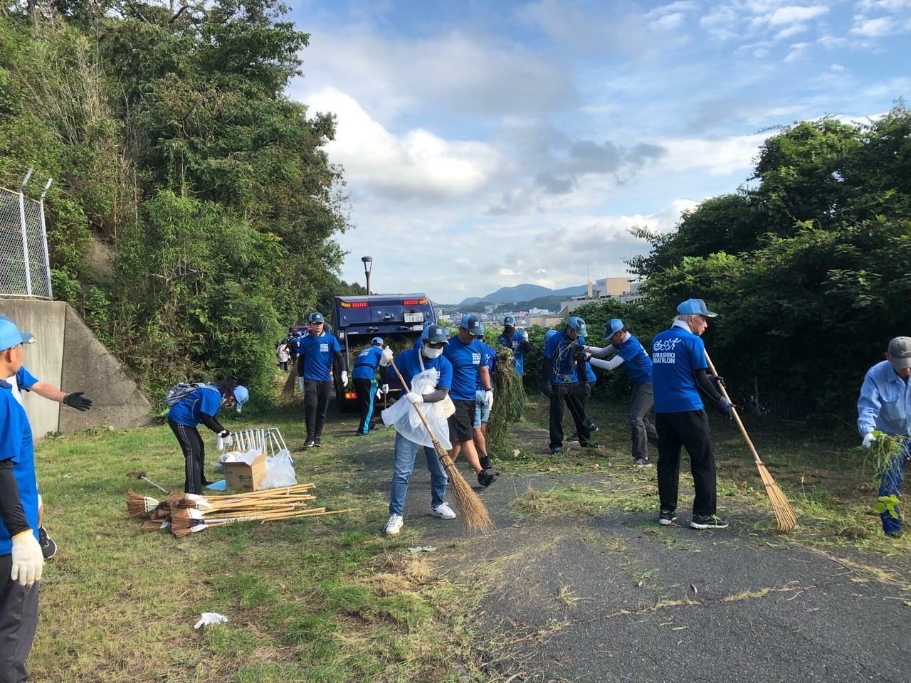 出発地点付近のコース清掃風景。