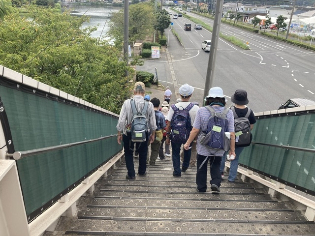 陸橋を渡って福田公園へ