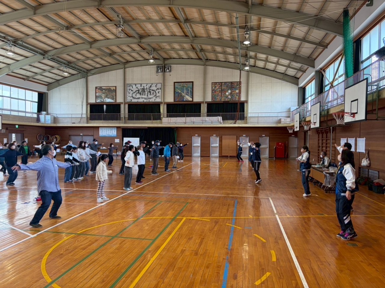 まずはラジオ体操で体をほぐします