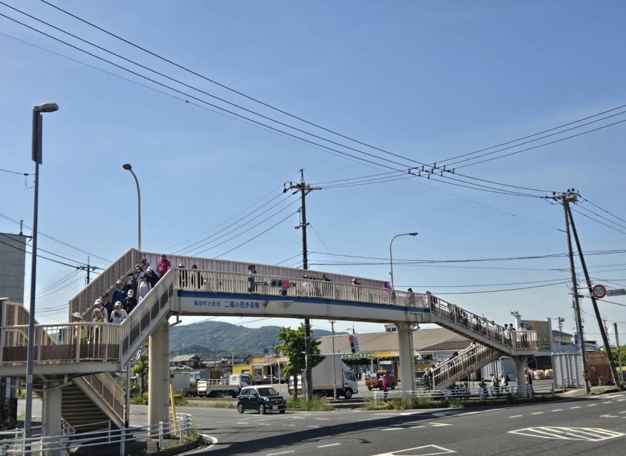 二福小前歩道橋を渡る