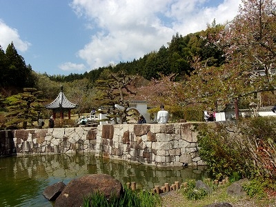 まきび公園で、ゆっくり水分補給です。公園内も、だんだん春の色合いになってきました。