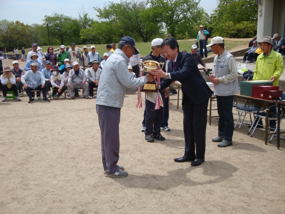 優勝者へカップ授与